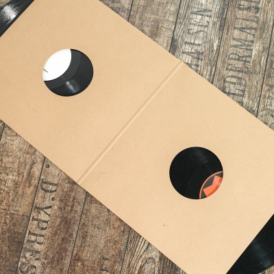 1 x Gatefold Vinylleercover mit 2 x Innenloch (Kraftpack)